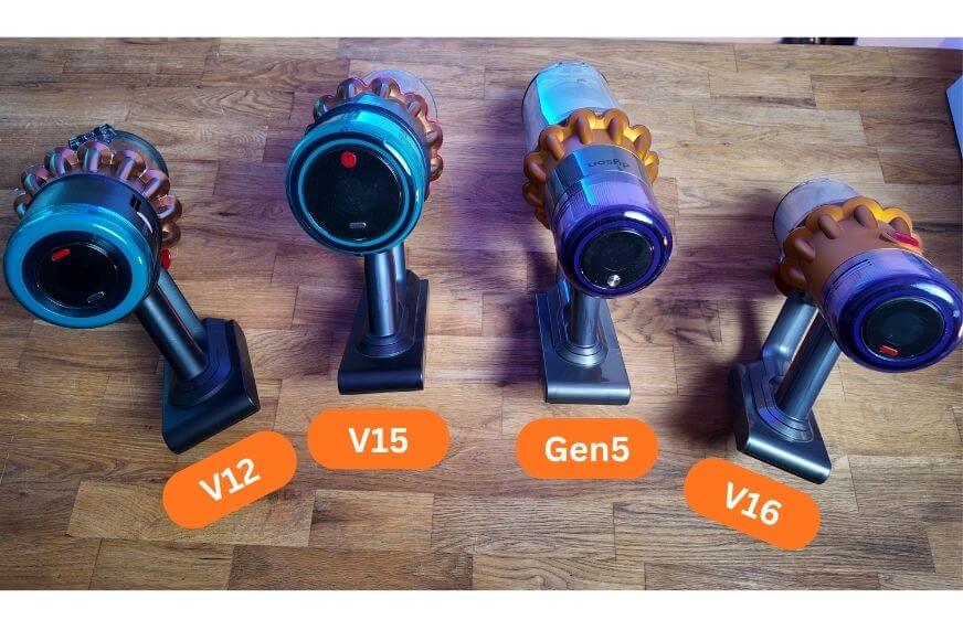 Dyson V12, V15. Gen5 und V16 Saugeinheiten liegen im Tisch im direkten Vergleich nebeneinander und sind beschriftet. 